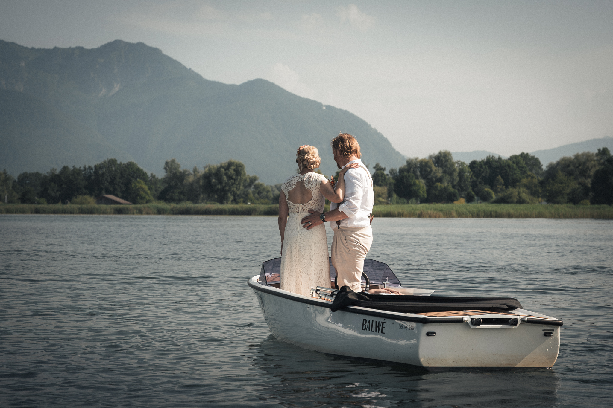 Das Hochzeitspaar auf einnem Boot auf dem Chiemsee