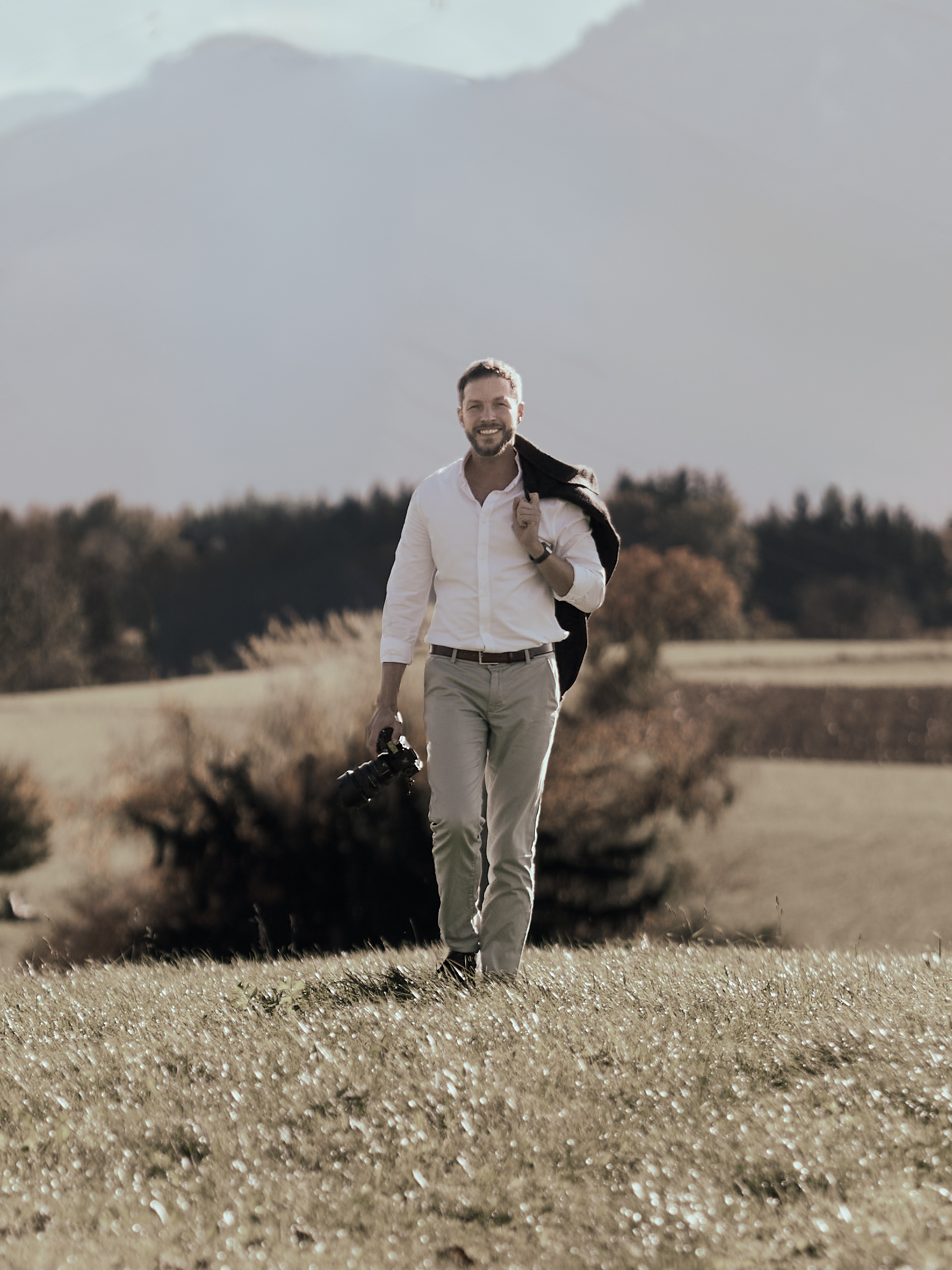 Hochzeitsfotograf Chiemgau Björn Ufer kommt auf die Kamera zu